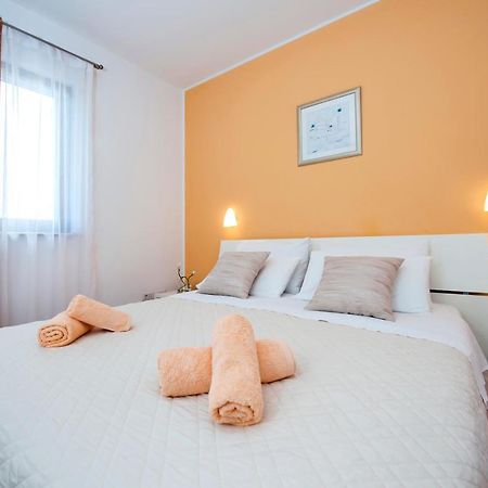 Apartments And Rooms Camaiore Rovinj Bagian luar foto