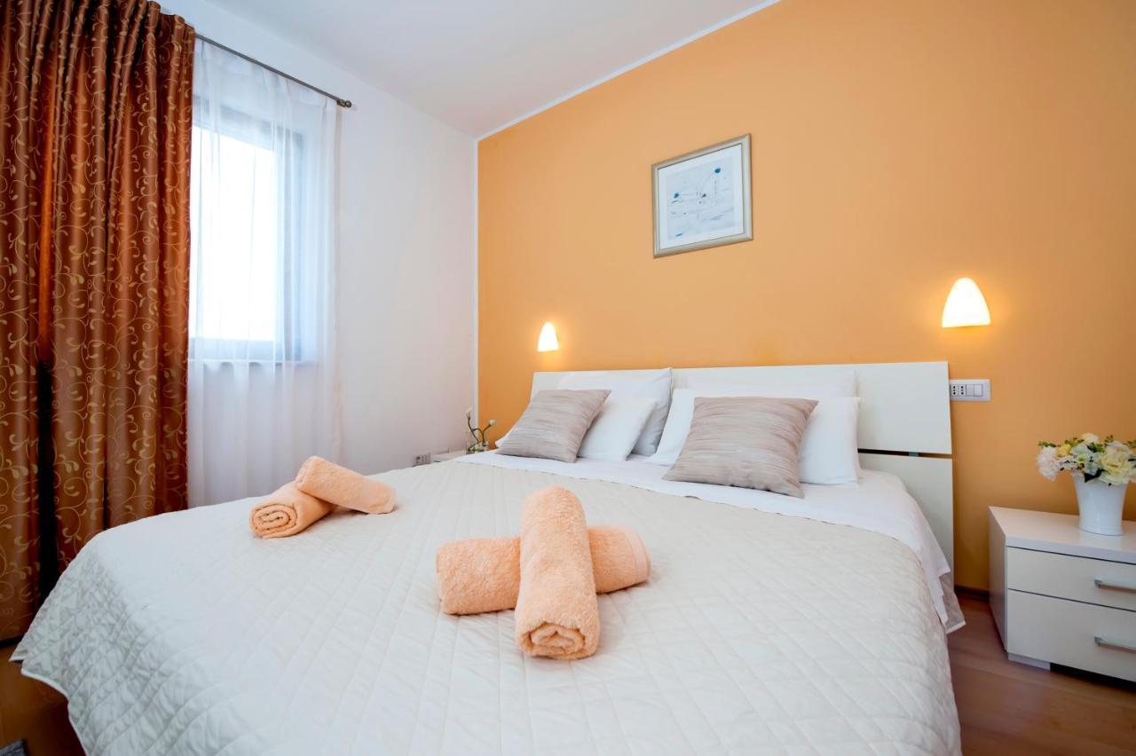 Apartments And Rooms Camaiore Rovinj Bagian luar foto