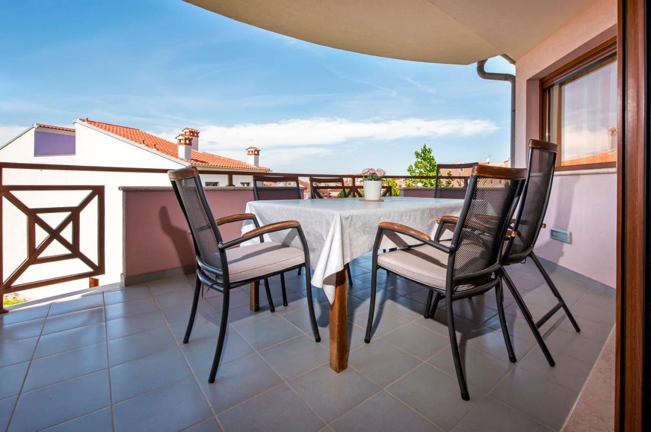 Apartments And Rooms Camaiore Rovinj Bagian luar foto