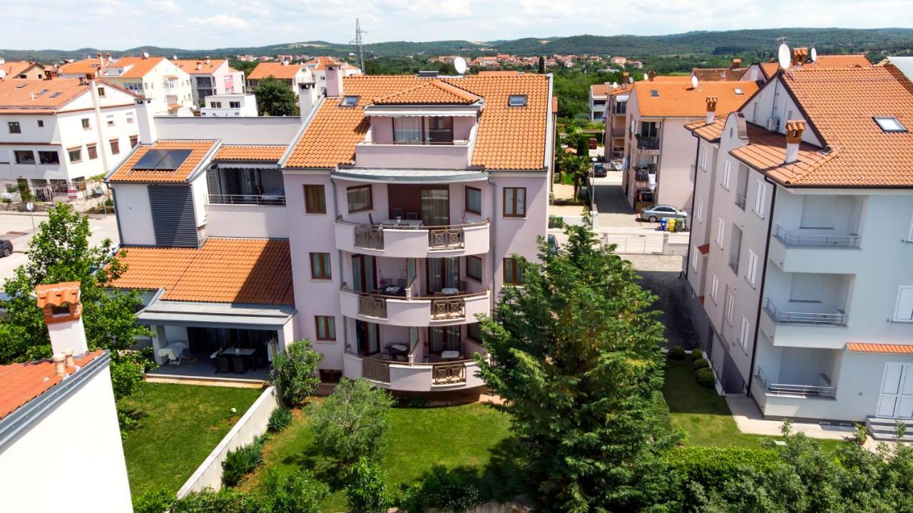 Apartments And Rooms Camaiore Rovinj Bagian luar foto