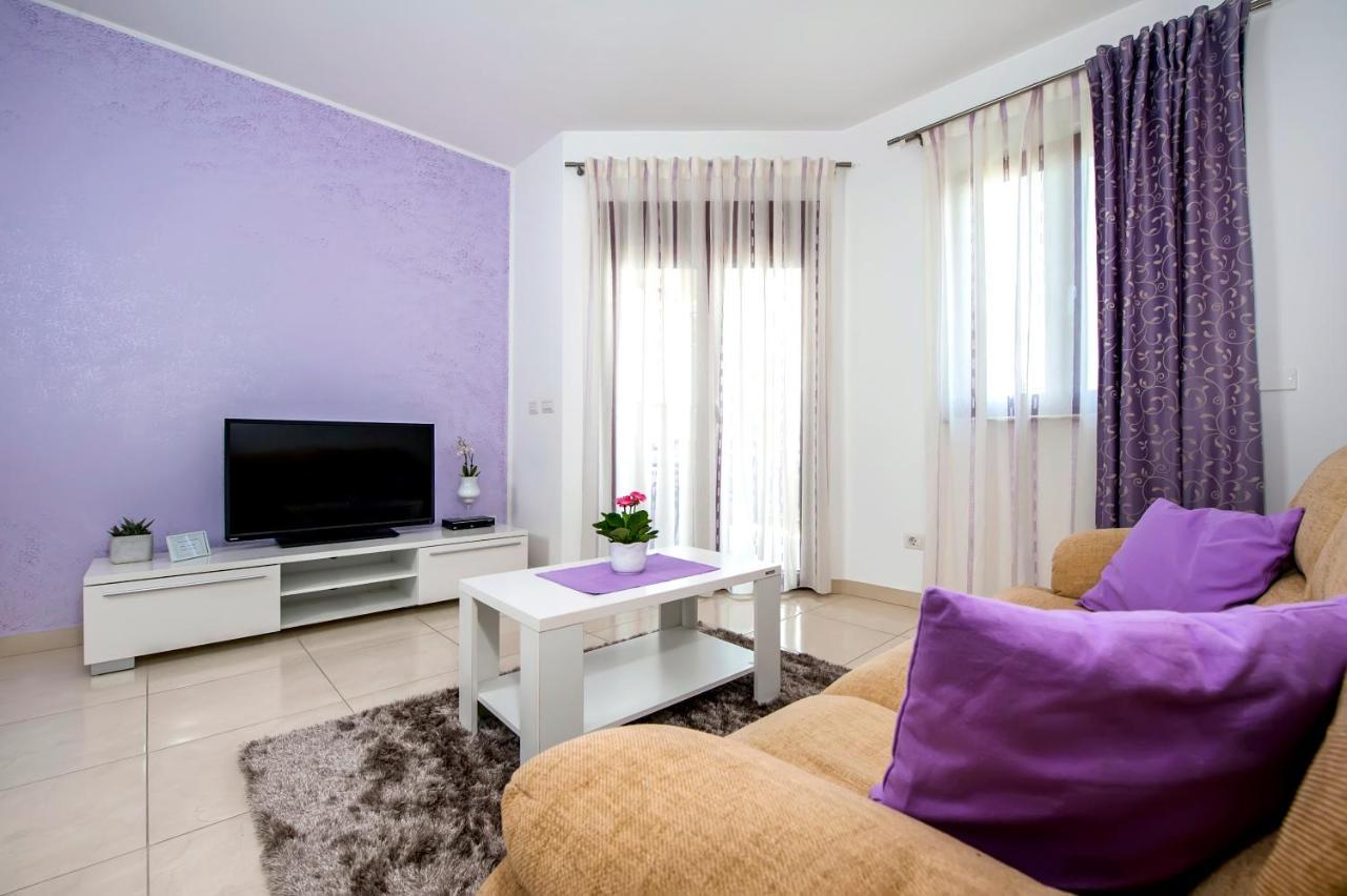 Apartments And Rooms Camaiore Rovinj Bagian luar foto