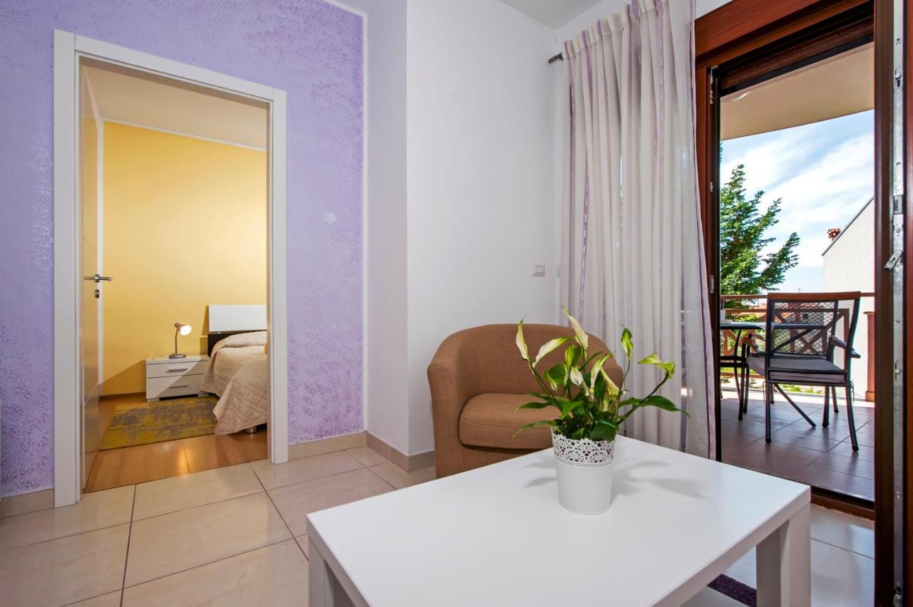 Apartments And Rooms Camaiore Rovinj Bagian luar foto