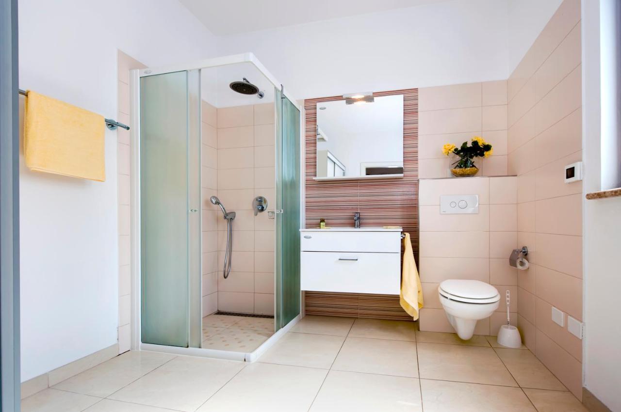 Apartments And Rooms Camaiore Rovinj Bagian luar foto