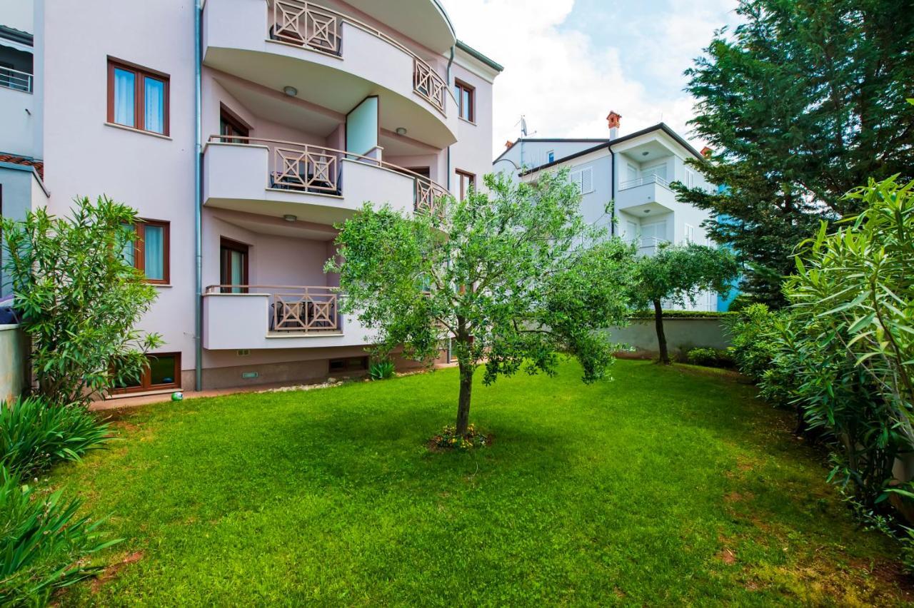 Apartments And Rooms Camaiore Rovinj Bagian luar foto