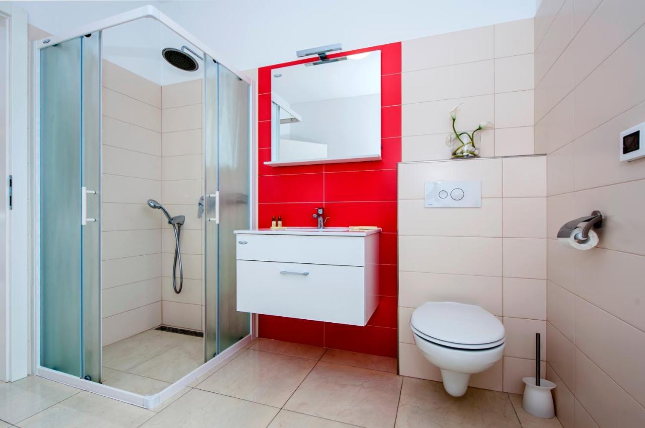Apartments And Rooms Camaiore Rovinj Bagian luar foto