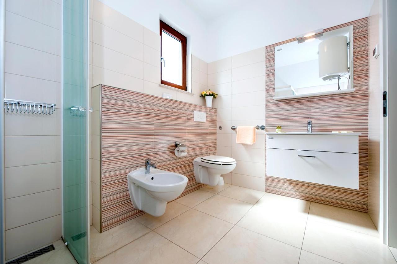 Apartments And Rooms Camaiore Rovinj Bagian luar foto