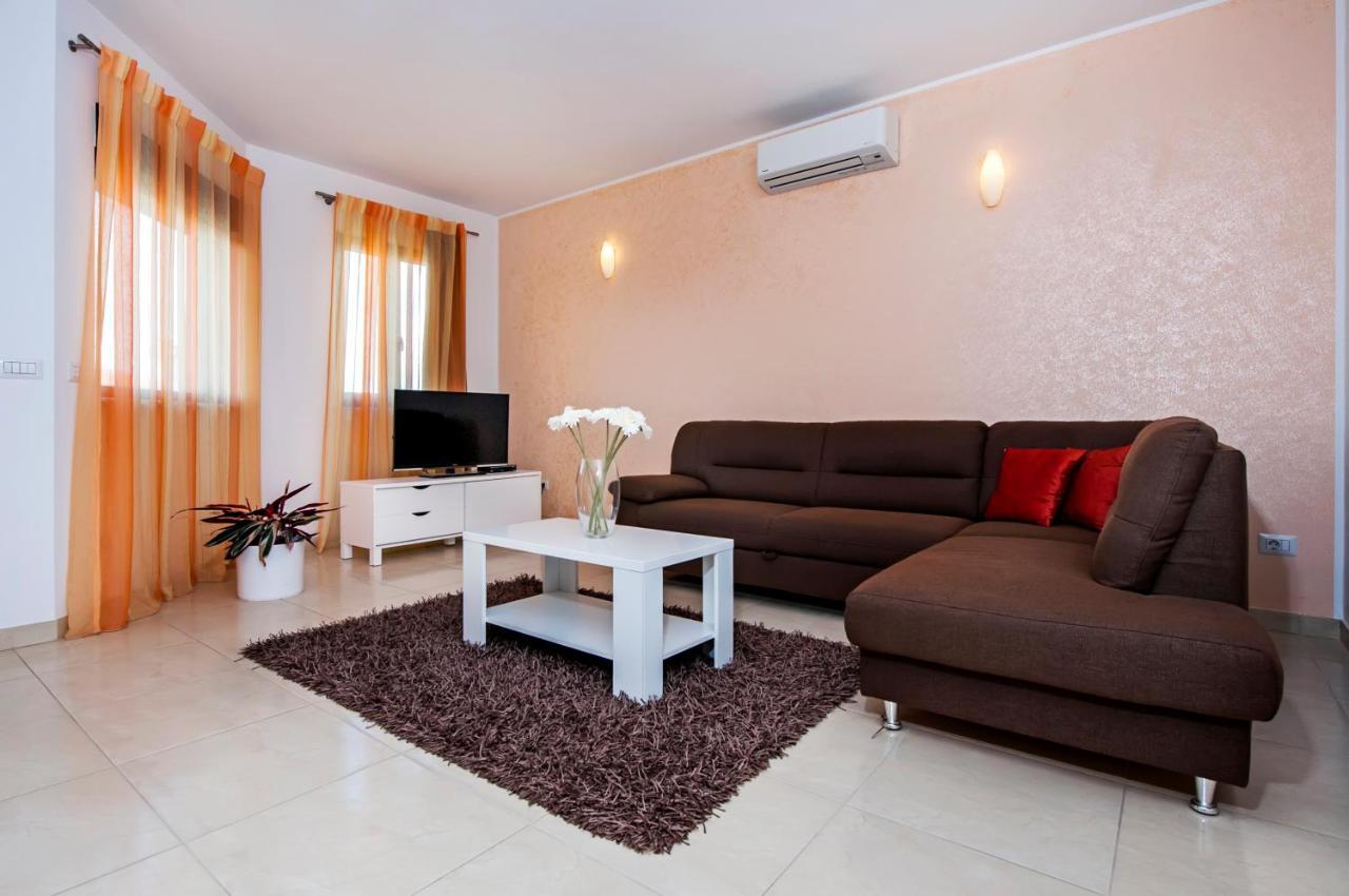 Apartments And Rooms Camaiore Rovinj Bagian luar foto