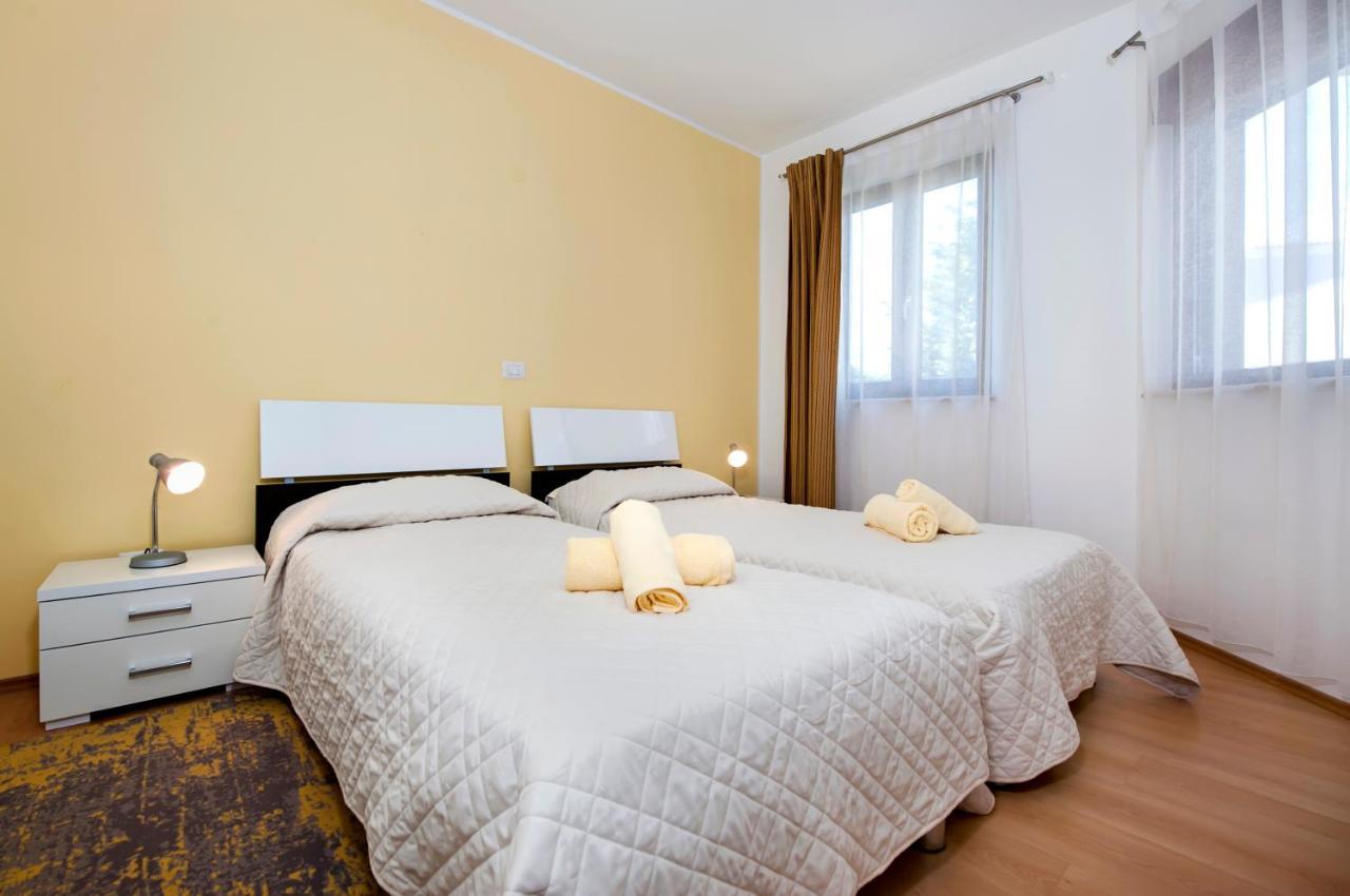 Apartments And Rooms Camaiore Rovinj Bagian luar foto