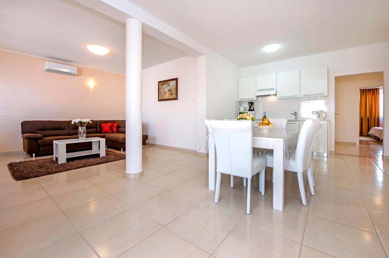 Apartments And Rooms Camaiore Rovinj Bagian luar foto