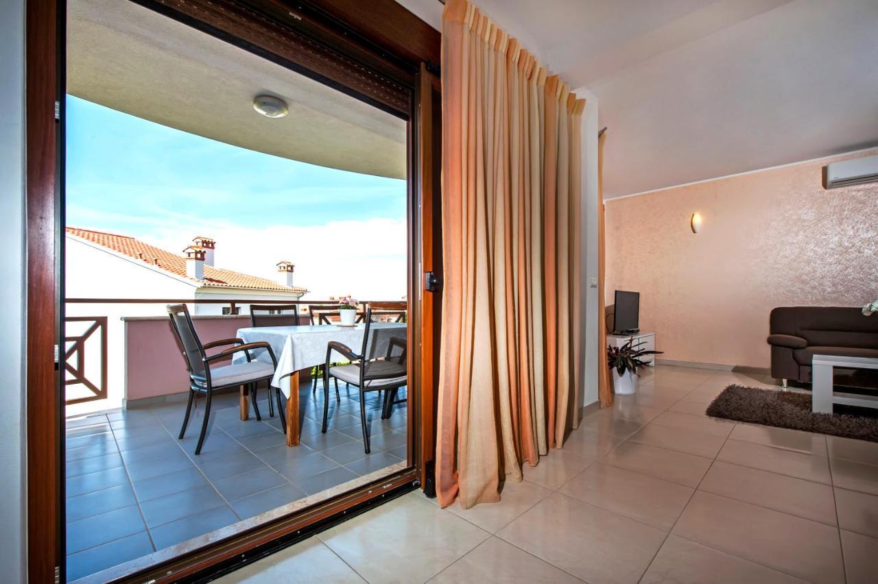 Apartments And Rooms Camaiore Rovinj Bagian luar foto
